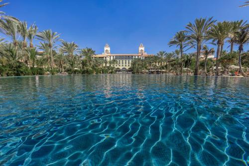 Infinity pool at the Lopesan Costa Meloneras